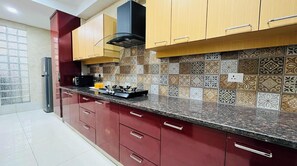 Refrigerador, cafetera/tetera, tetera/pava eléctrica, mesa de comedor