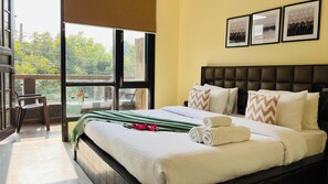 Premium bedding, in-room safe, individually decorated