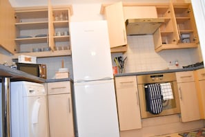 Appartement, 2 grands lits | Cuisine privée | Réfrigérateur, four à micro-ondes, un four, surface de cuisson