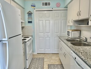 Kühlschrank, Mikrowelle, Ofen, Geschirrspüler