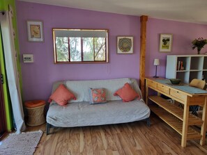 Smart-TV, Kamin, Bücher