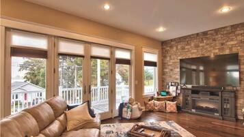 Smart-TV, Kamin, Tischfußball, Tischtennisplatte