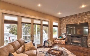 Smart TV, chimenea, futbolito y tenis de mesa