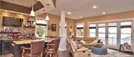 スマートテレビ、暖炉、テーブルサッカー台、卓球台