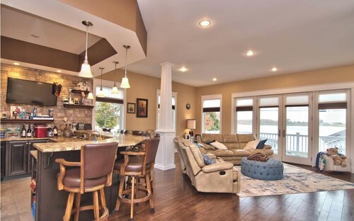 Lakefront Luxury Retreat at Crystal Lake– Fire Pit• Fern hall• hiking• Game Room