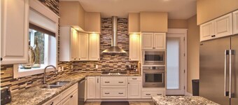 Lakefront Luxury Retreat at Crystal Lake– Fire Pit• Fern hall• hiking• Game Room