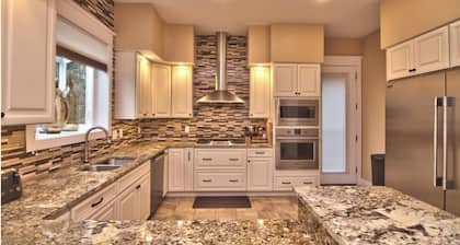 Lakefront Luxury Retreat at Crystal Lake– Fire Pit• Fern hall• hiking• Game Room