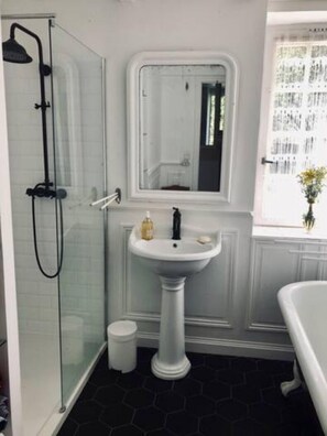Badekar, hårtørrer, Toiletpapir