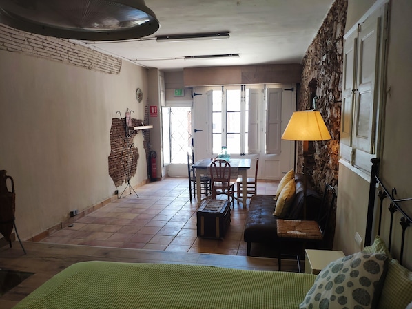 1 chambre, coffres-forts dans les chambres, fer et planche à repasser