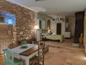 1 soverom, safe på rommet, strykejern/-brett og wi-fi (inkludert)