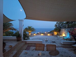 Outdoor dining - Tranquil Villa With Sea View in Ammopi Karpathos (Karpathos)