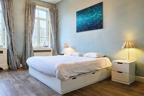 5 quartos, escrivaninha, ferros/tábuas de passar roupa, berço de viagem