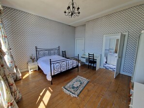 5 Schlafzimmer, Schreibtisch, BĂŒgeleisen/BĂŒgelbrett, Reisekinderbett