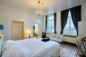 5 Schlafzimmer, Schreibtisch, Bügeleisen/Bügelbrett, Reisekinderbett