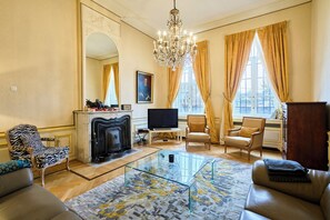 TV, fireplace, video games, DVD player