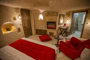 Quarto casal design | Área de estar | Smart TV 42 polegadas com canais a cabo, TV, lareira