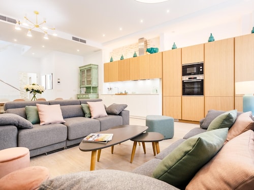 Beautiful house with 6 bedrooms, 7 bathrooms and 2 terraces