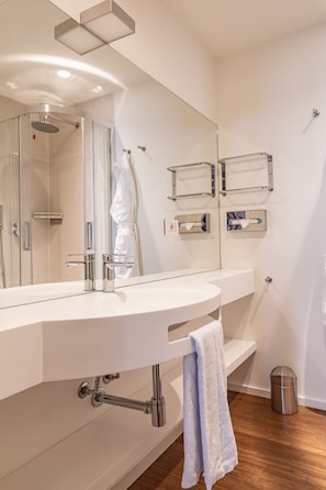 Appartement Premium | Salle de bain | SĂšche-cheveux, bidet, serviettes fournies, papier toilette