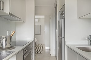 Departamento (1 Bedroom) | Cocina privada | Tetera eléctrica, tostadora y utensilios de cocina 