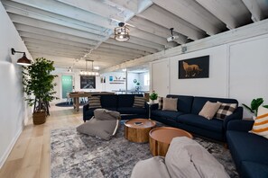 Smart TV, table tennis