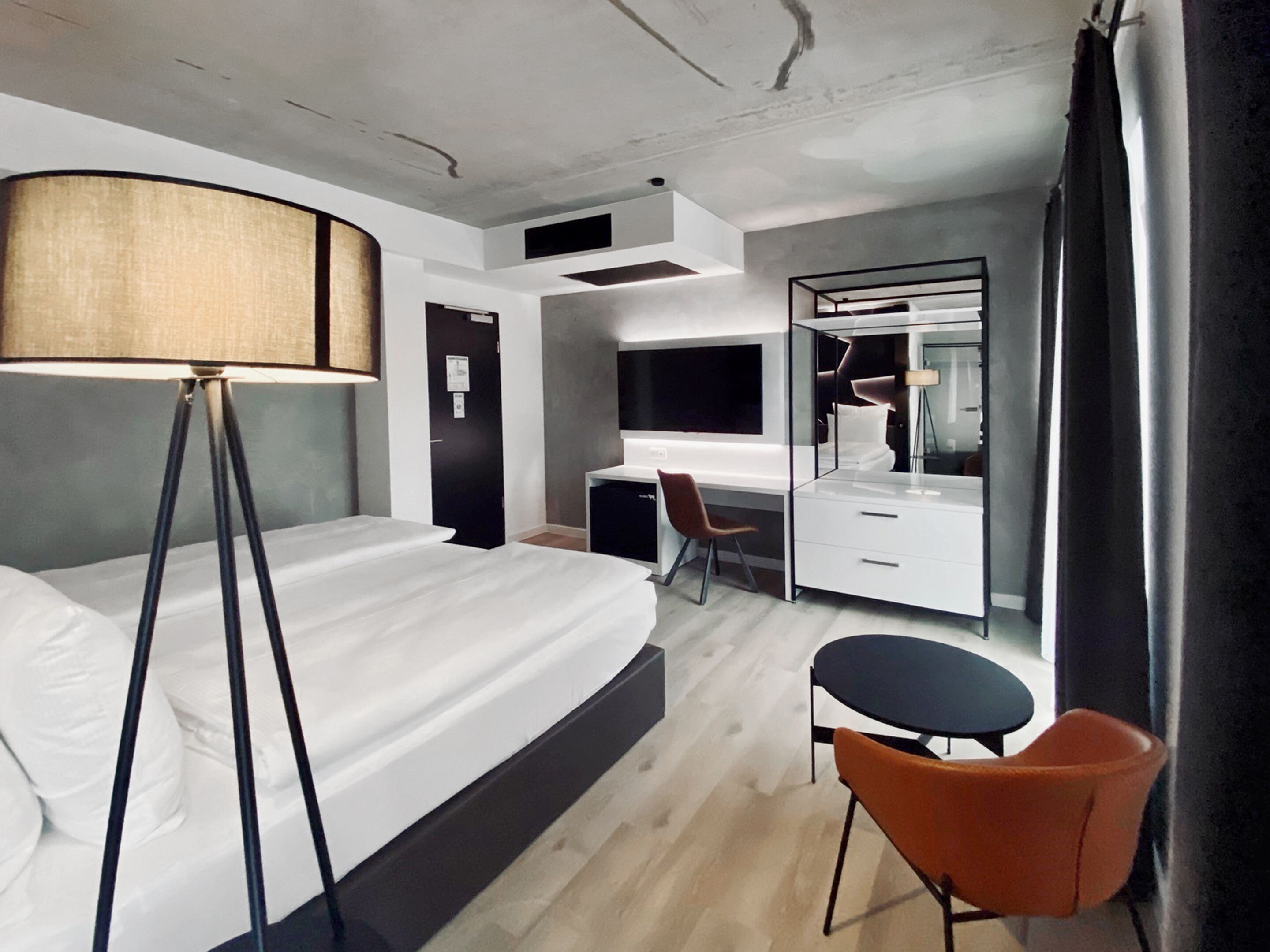 1 bedroom, hypo-allergenic bedding, free minibar, in-room safe