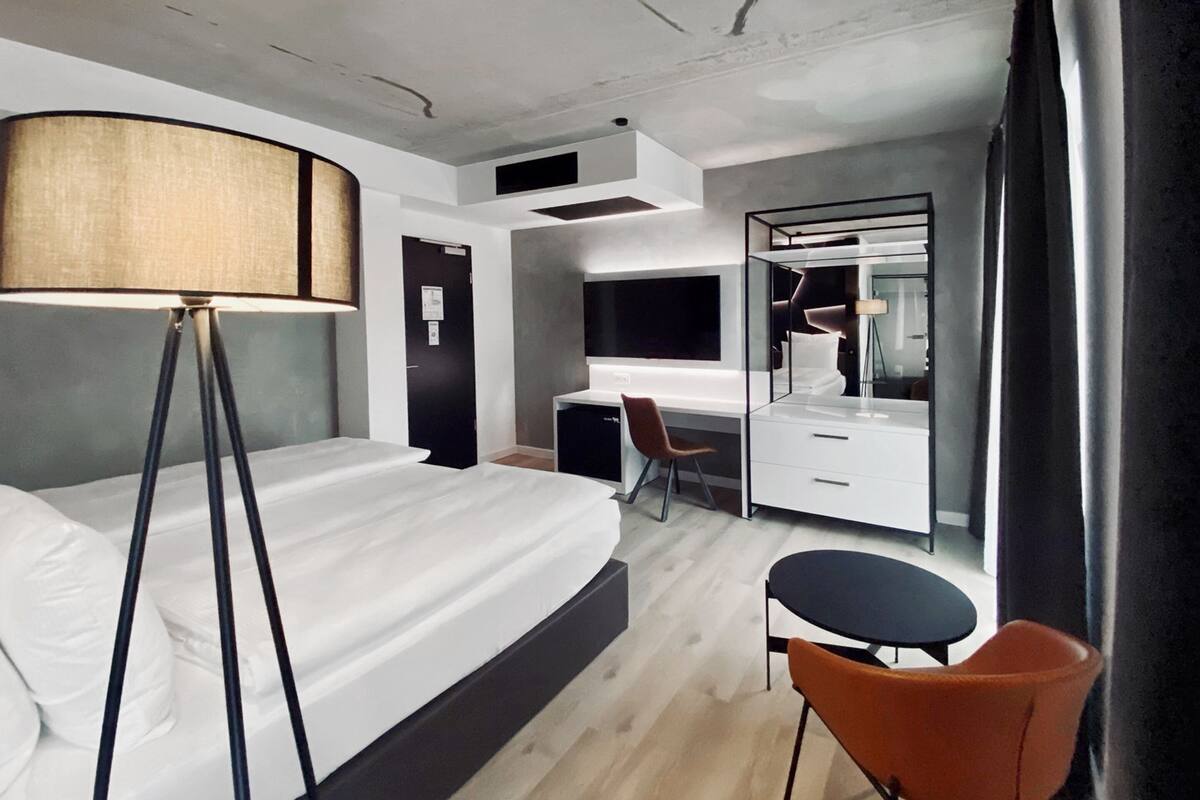 1 bedroom, hypo-allergenic bedding, free minibar, in-room safe