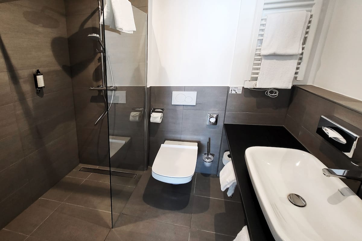 shower, rainfall showerhead, free toiletries, hair dryer