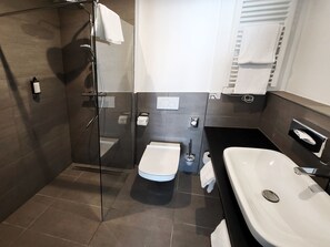 Shower, rainfall showerhead, free toiletries, hair dryer - DORMERO Hotel Aschaffenburg (Aschaffenburg)