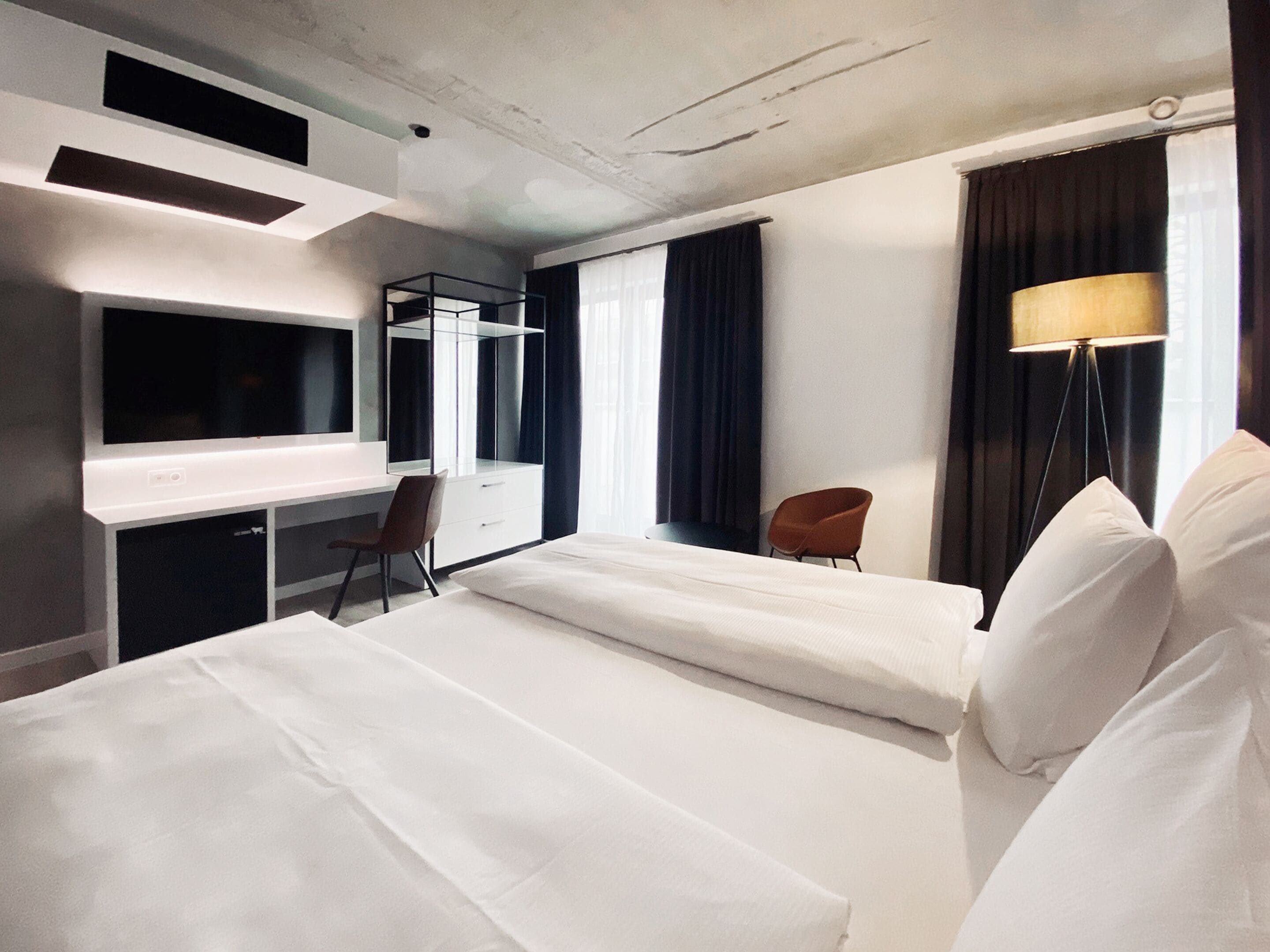 1 bedroom, hypo-allergenic bedding, free minibar, in-room safe