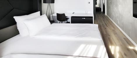 防过敏的被褥、迷你吧(备有免费物品)、客房内保险箱、办公桌