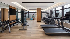 A gym with treadmills, dumbbells, and exercise balls. - Fairfield By Marriott Hangzhou Xiaoshan (Hangzhou)