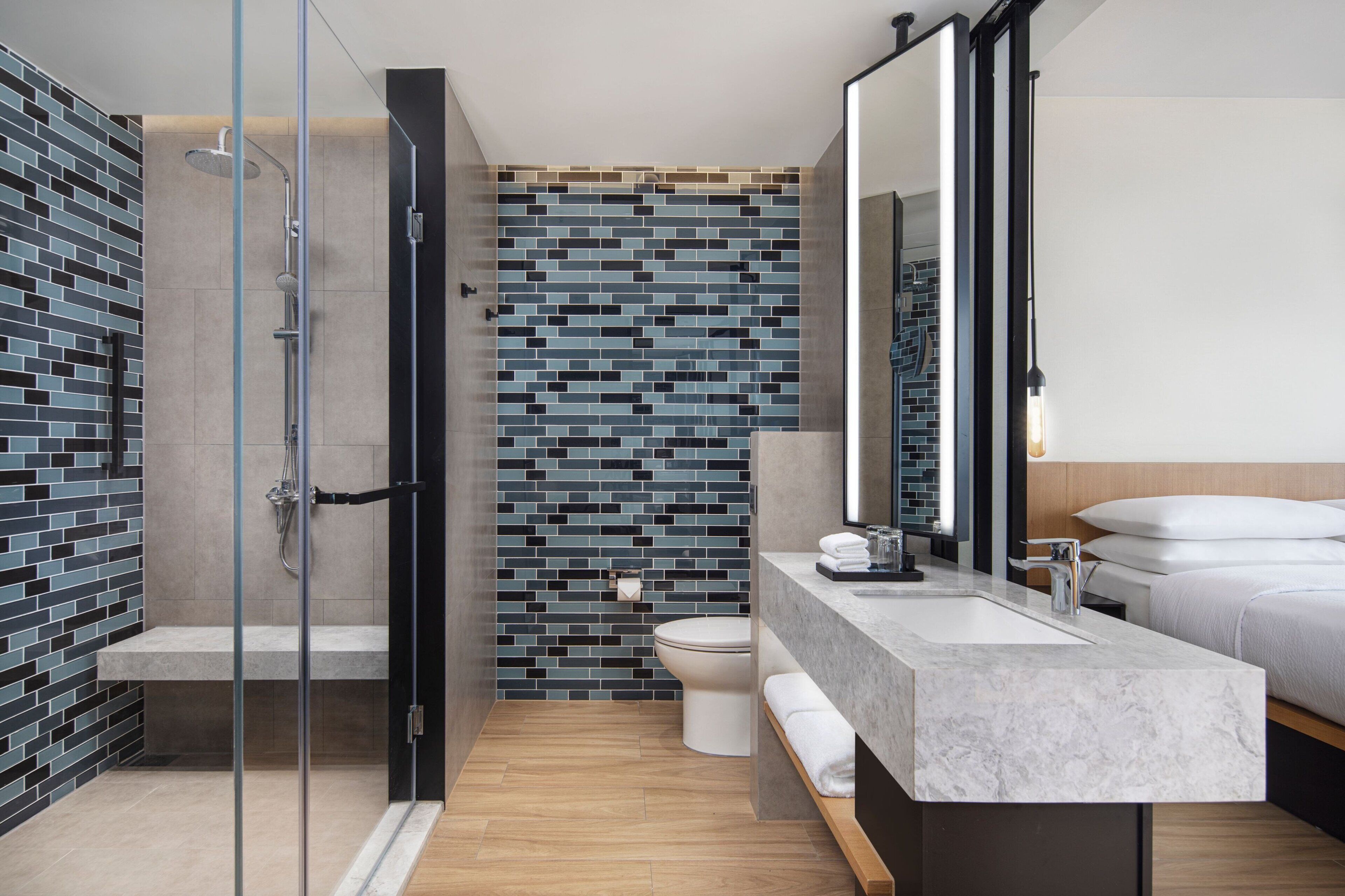 Superior Room, 1 King Bed | Bathroom | Shower, towels