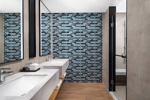 Shower, towels - Fairfield By Marriott Hangzhou Xiaoshan (Hangzhou)