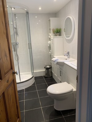 Cottage | Bathroom | Shower, hair dryer, towels