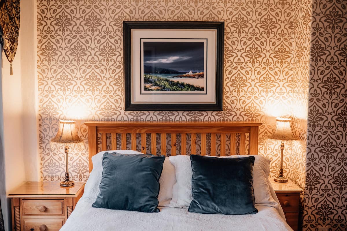 Iron/ironing board, free WiFi, bed sheets