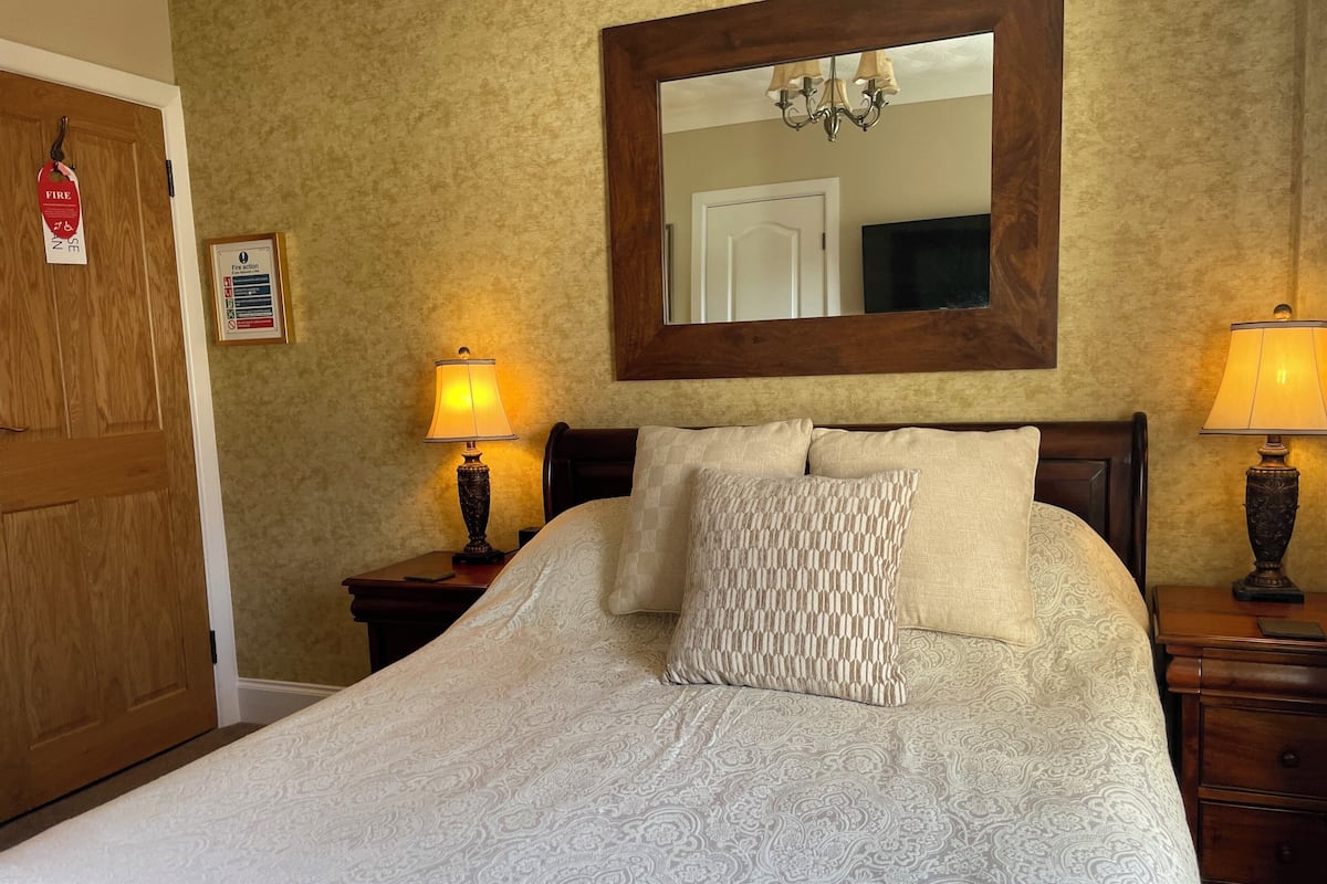 Economy Double Room | Iron/ironing board (on request), WiFi (free), bed sheets