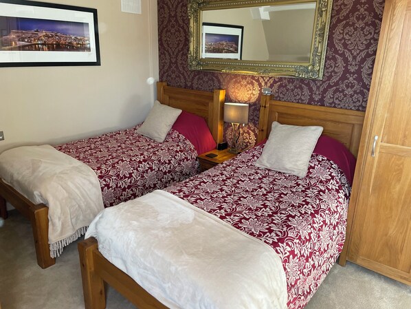 Traditionele kamer, 1 twee- of 2 eenpersoonsbedden, 2 eenpersoonsbedden | Een strijkplank/strijkijzer, gratis wifi, beddengoed