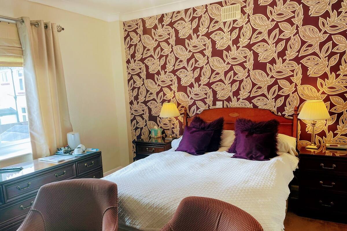 Iron/ironing board, free WiFi, bed sheets