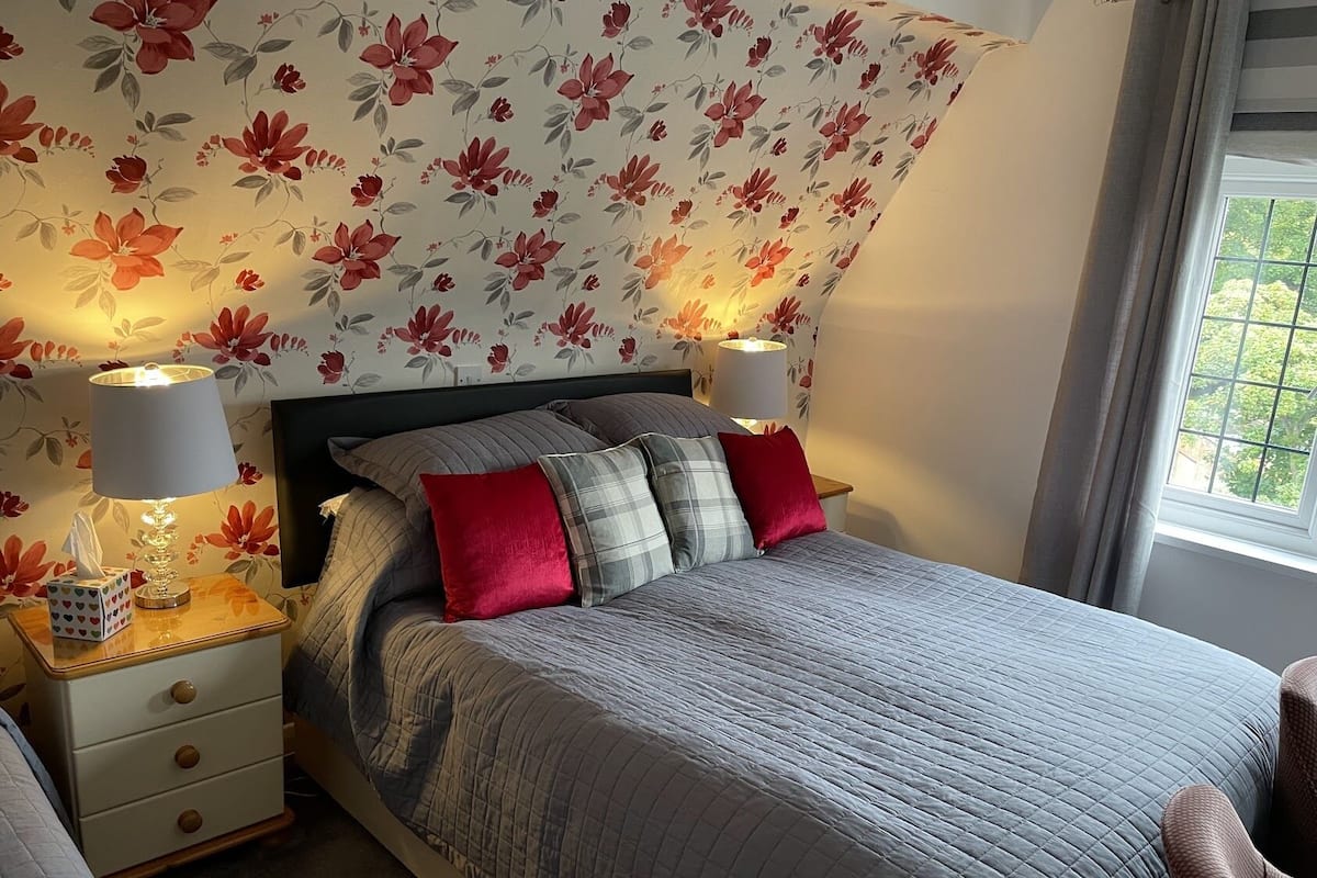 Iron/ironing board, free WiFi, bed sheets