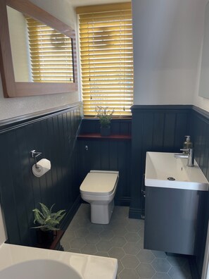 Traditional Twin Room, 2 Single Beds | Bathroom