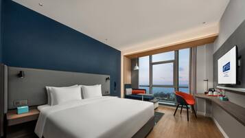 スタンダード ルーム キングベッド 1 台 オーシャンビュー (High Floor) | 1 室のベッドルーム、ミニバー、セーフティボックス (室内)、デスク
