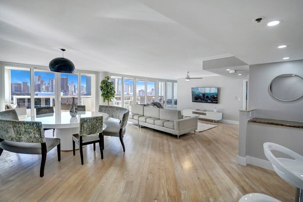 Over The Moon! Miami Downtown Skyline and Water Views, 2 Bedroom