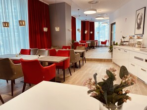 Desayuno buffet (EUR 19.9 por persona) 