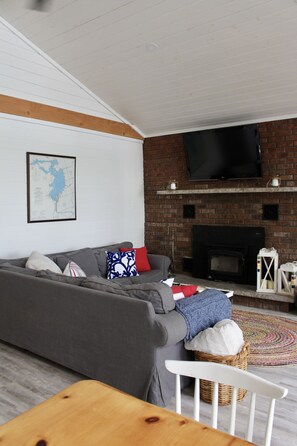 Fernseher, Kamin, DVD-Player