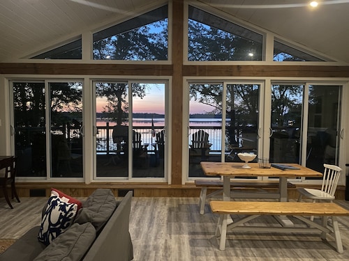 Cozy 4 Season Cottage stunning sunsets on Sparrow Lake!(Pet friendly)New Hot Tub