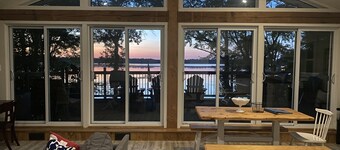 Cozy 4 Season Cottage stunning sunsets on Sparrow Lake!(Pet friendly)New Hot Tub