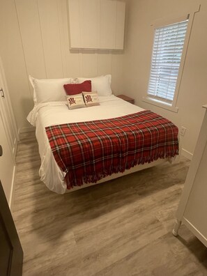 3 bedrooms, desk, iron/ironing board, travel crib