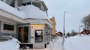 A hotel entrance with a sign indicating it is a City Stay Fridhemsgatan. - Fridhemsgatan City Stay (Mora)