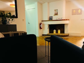 تلفزيون بحجم 40-بوصة يعرض قنوات تلفزيونية رقمية