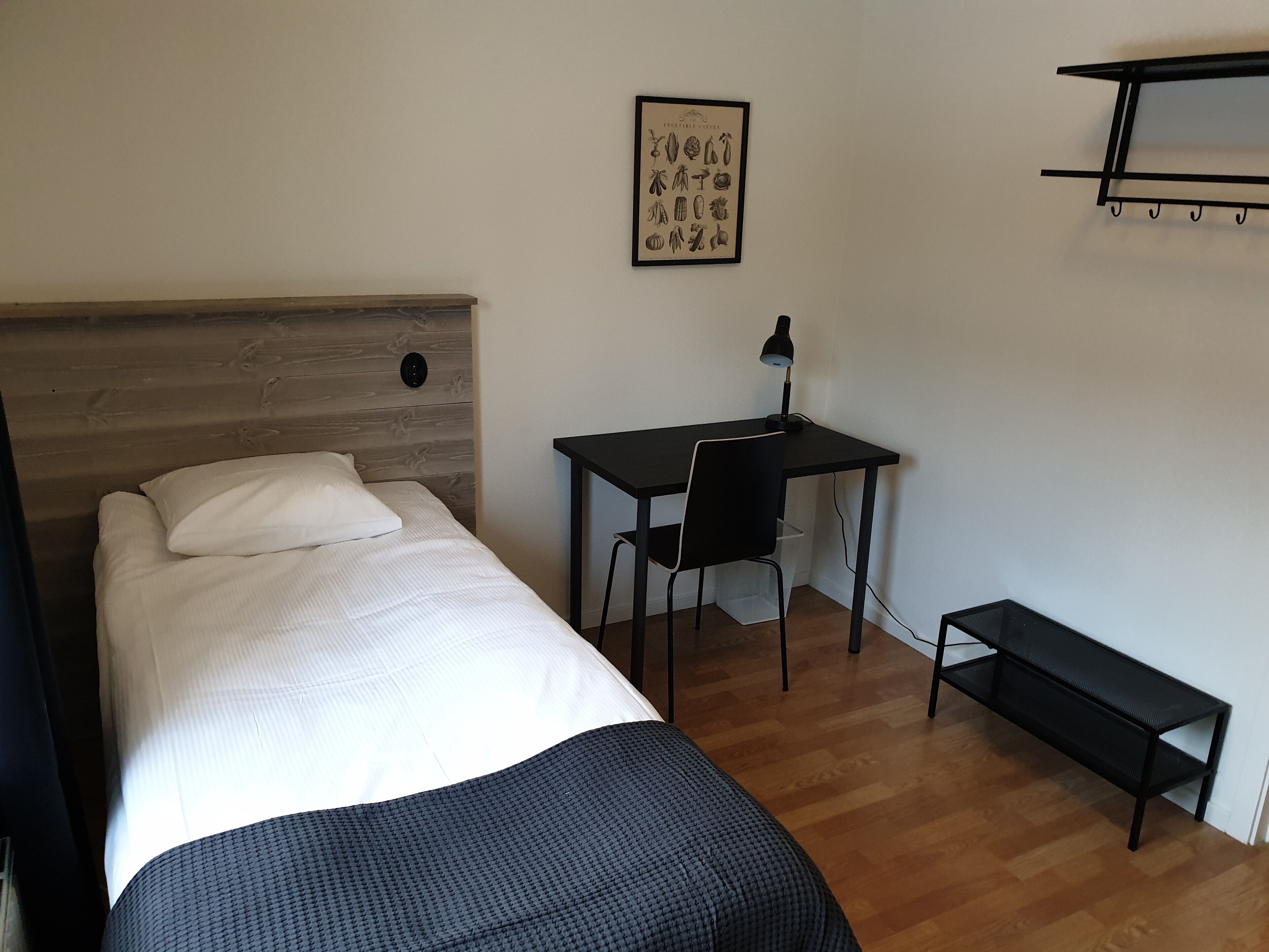 standard single room | 1 bedroom, desk, laptop workspace, travel cot